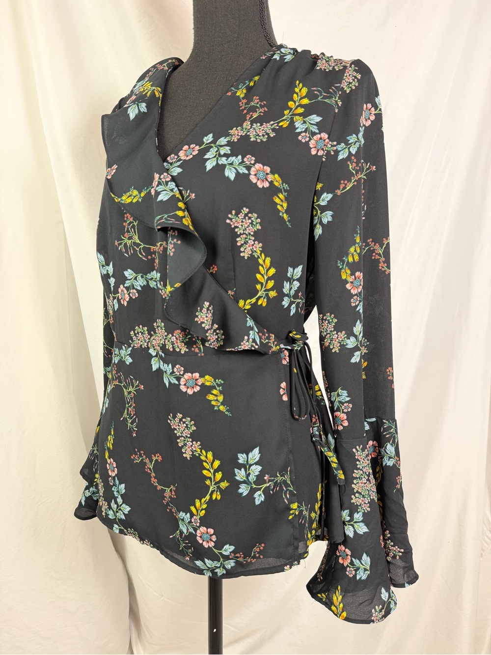 Who What Wear Black Floral Ruffle Wrap Blouse XS | Bell Sleeve Romantic Boho Top - Picture 5 of 13